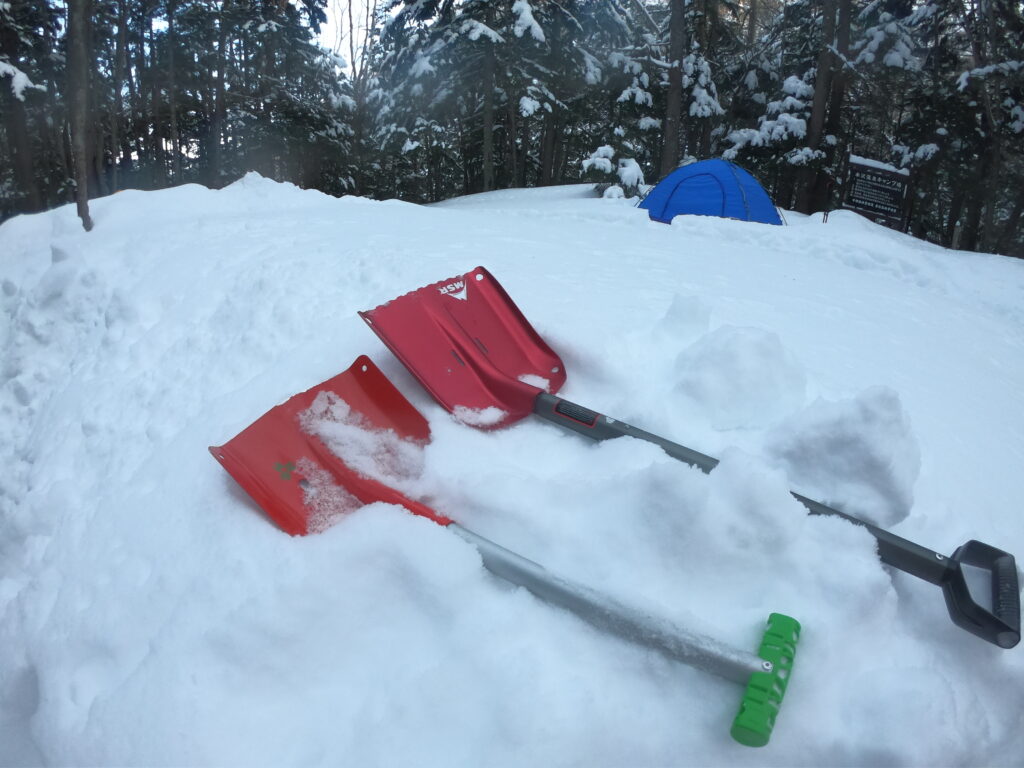 スノーショベル（スコップ）で八ヶ岳（本沢温泉）で積雪2mの雪を整地する様子