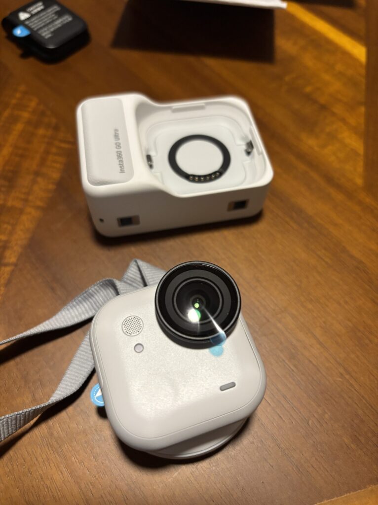 Insta360 GO Ultraのカメラ本体とアクションポッド