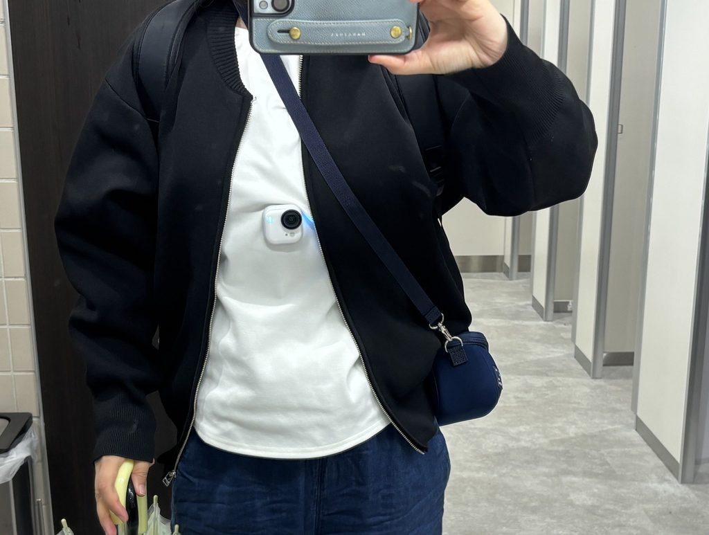 磁気ペンダントでInsta360 GO Ultraを胸元に付けた様子