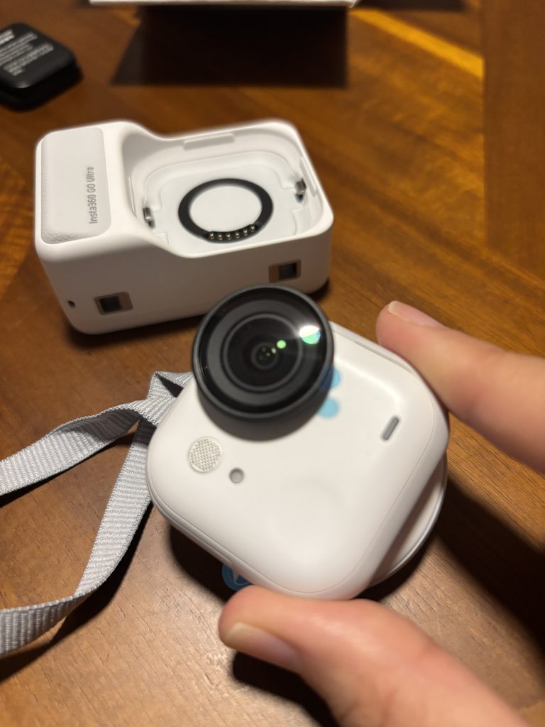 指でつまめるほど小さいInsta360 GO Ultraのカメラ本体