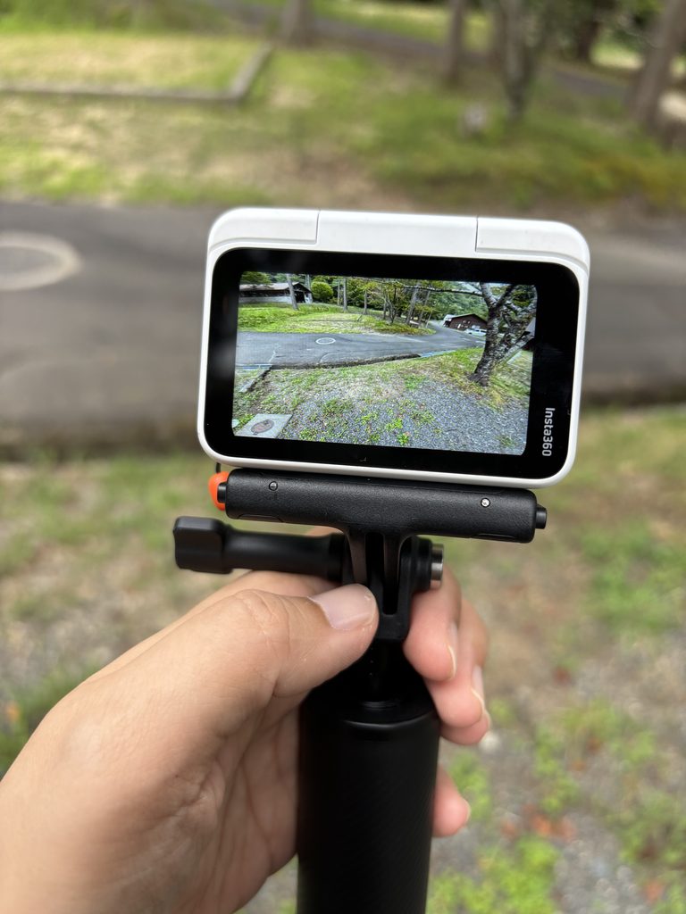 アクションポッドの画面で映り方を確かめながらテスト撮影する様子