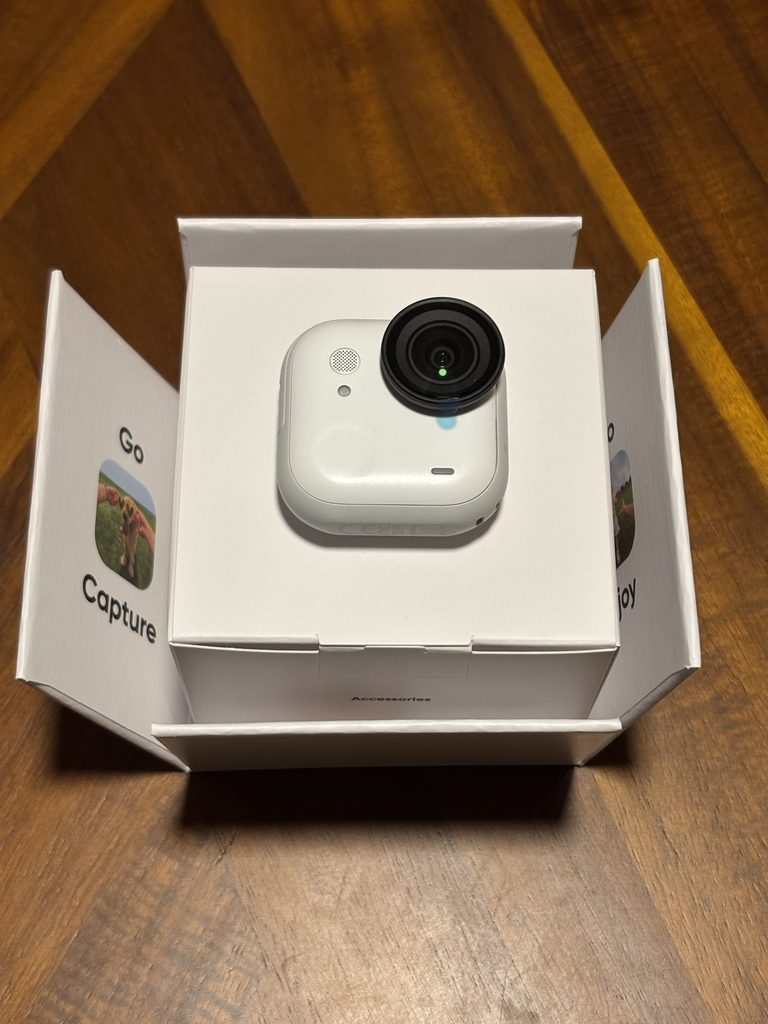 箱から取り出したInsta360 GO Ultraのカメラ本体