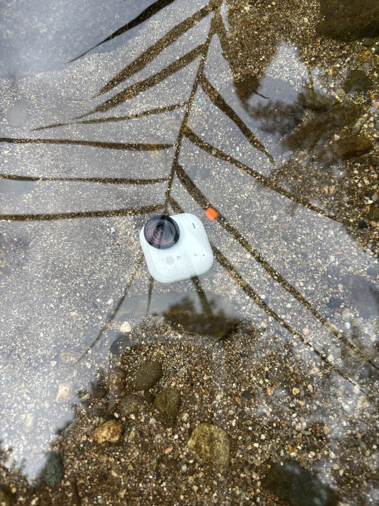 川の浅瀬に沈めたInsta360 GO Ultraのカメラ本体