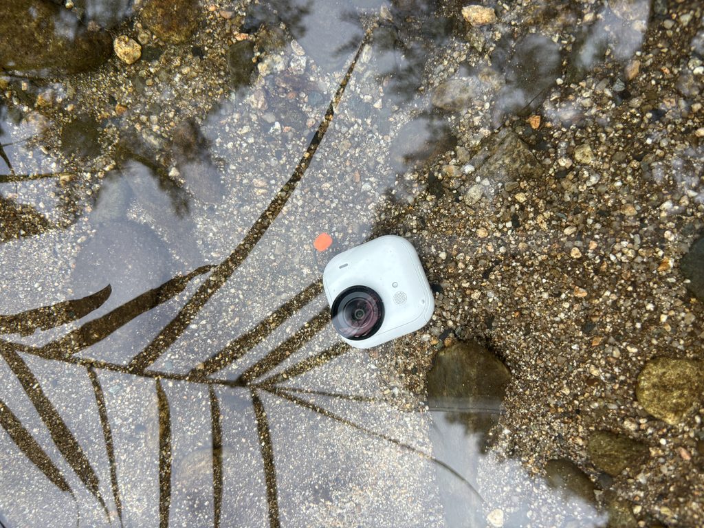 川の水に沈めたInsta360 GO Ultraのカメラ本体