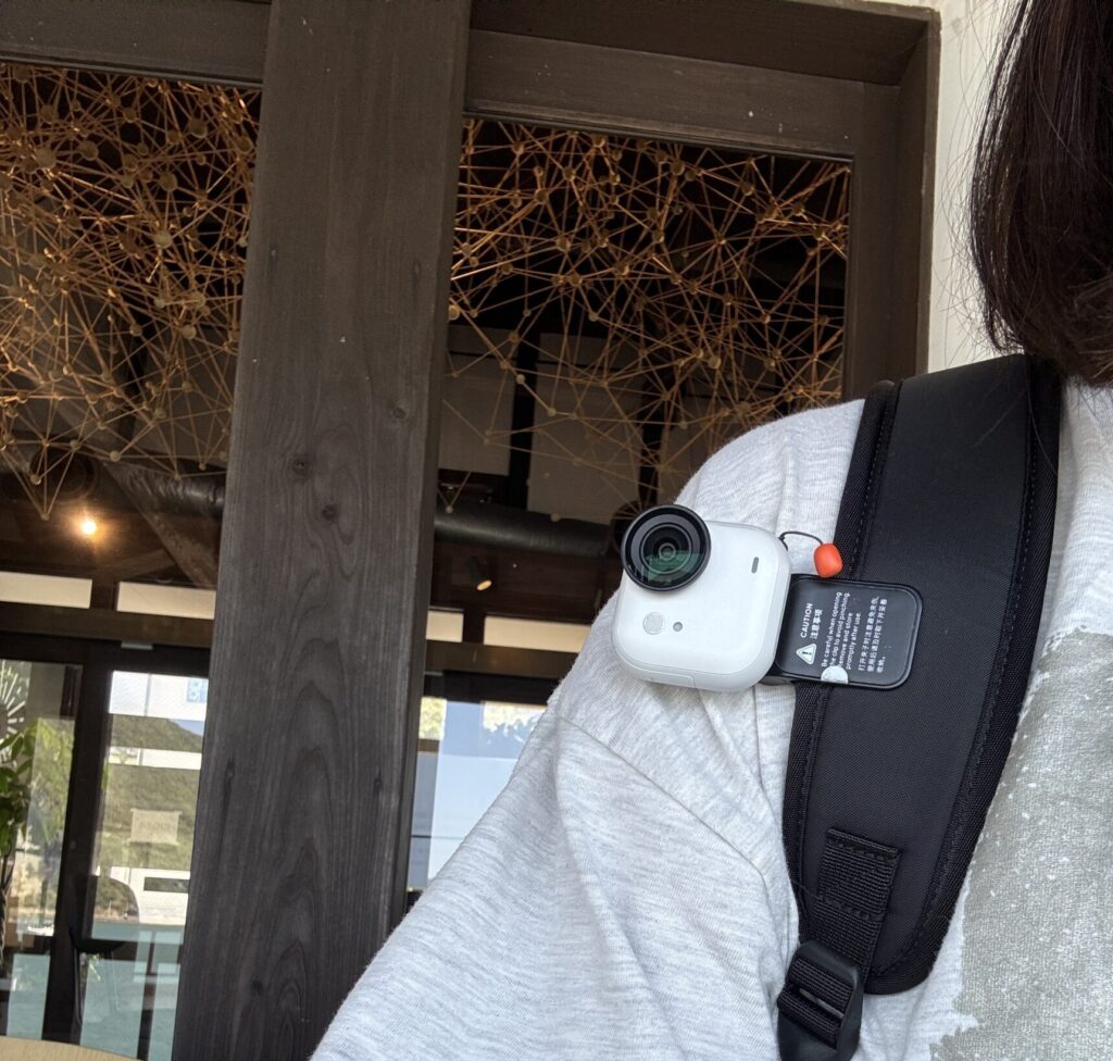 リュックの肩ベルトに簡易クリップでInsta360 GO Ultraを付けた様子