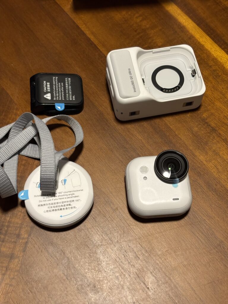 Insta360 GO Ultraの本体と付属品