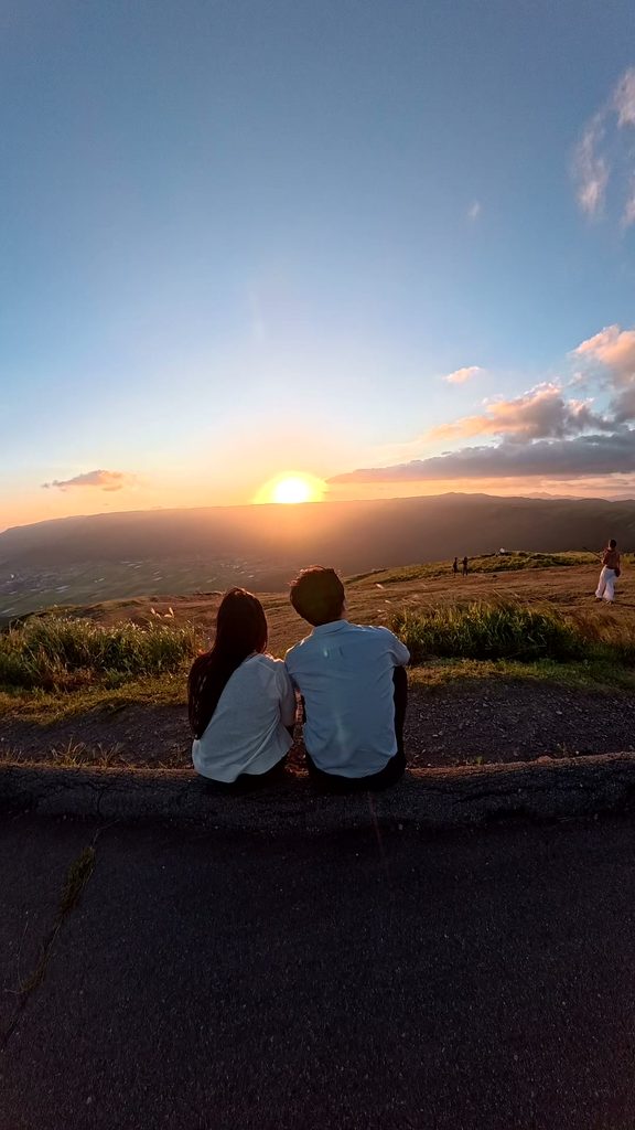 Insta360 GO Ultraで撮影した阿蘇の夕日を眺める人たちの後ろ姿