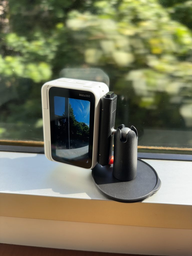 窓際にマウントで固定したInsta360 GO Ultra