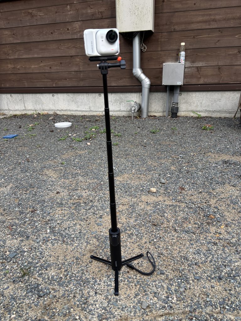 自撮り棒を三脚にしてInsta360 GO Ultraを地面に立てた様子