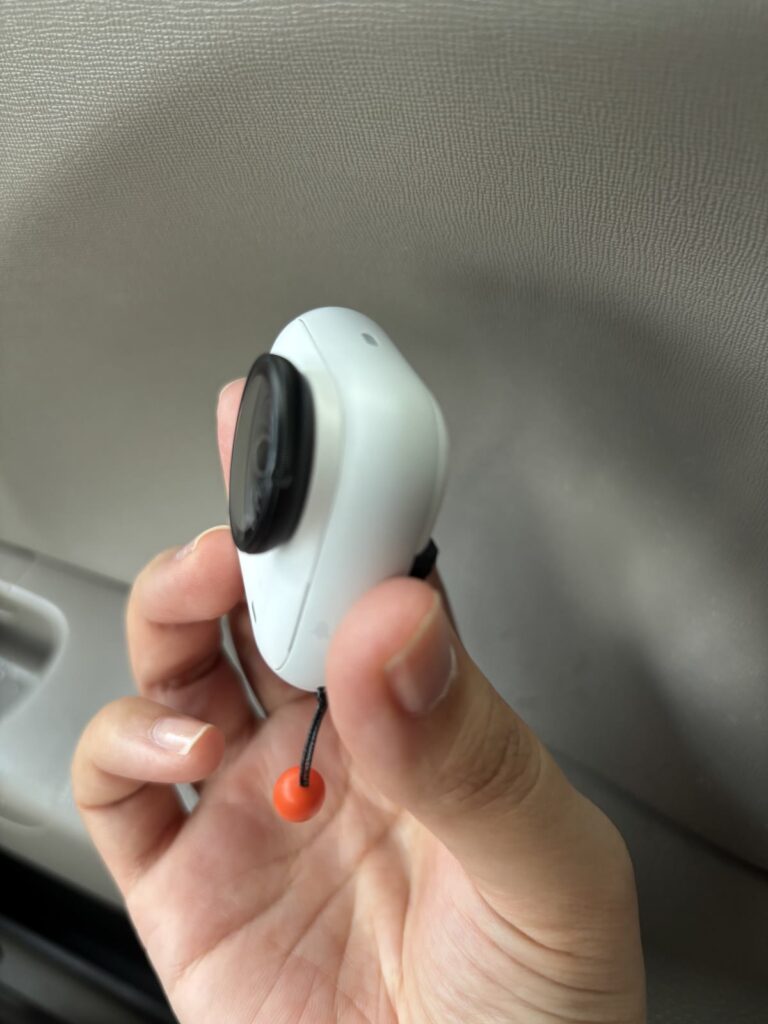 レンズガードを付けたInsta360 GO Ultraを横から見た厚み