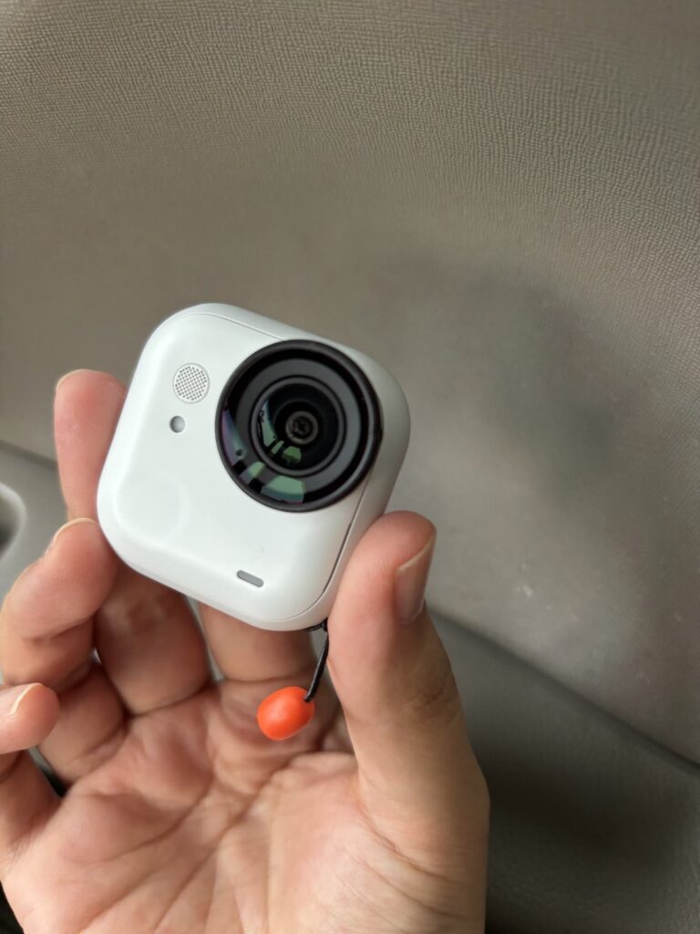 Insta360 GO Ultraに付いているオレンジのミニストラップ