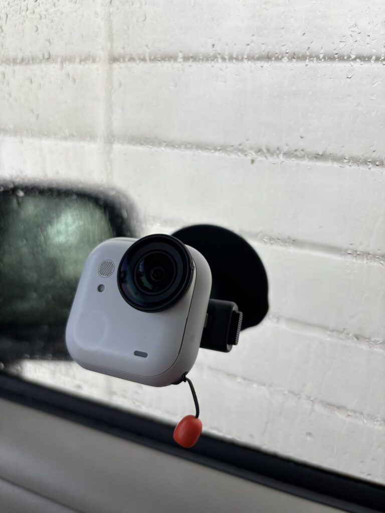 車の窓にクイックリリースマウントで貼り付けたInsta360 GO Ultra